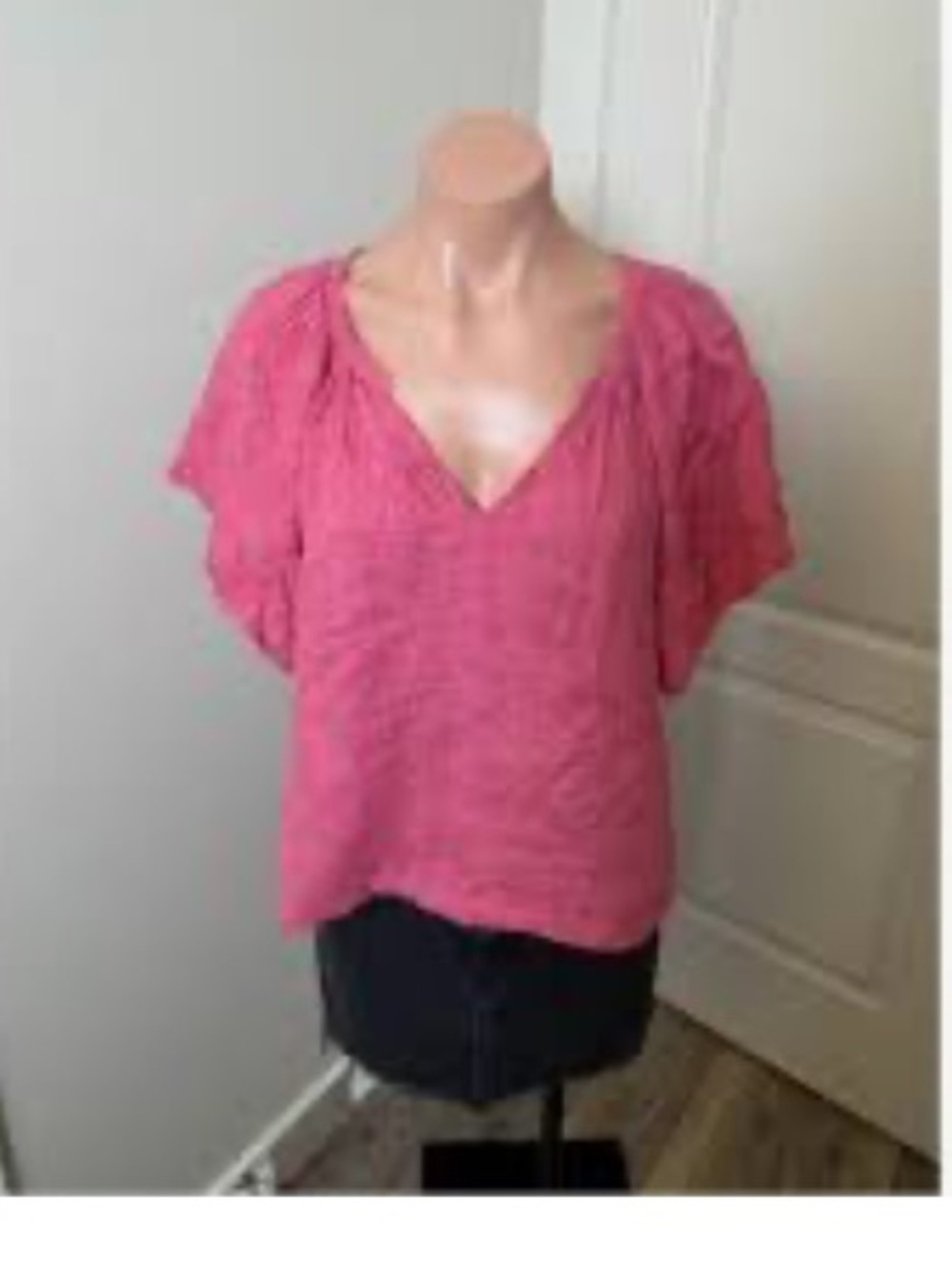 Velvet by Graham & Spencer Raspberry Pink V-Neck Linen Split Neck Top M